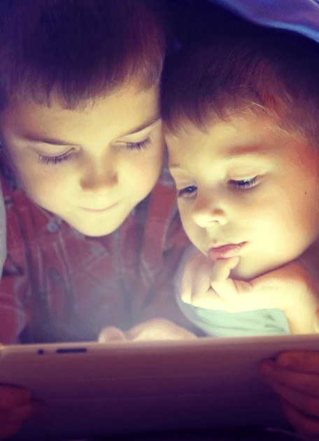 La luce artificiale di sera danneggia la qualità del sonno nei bambini